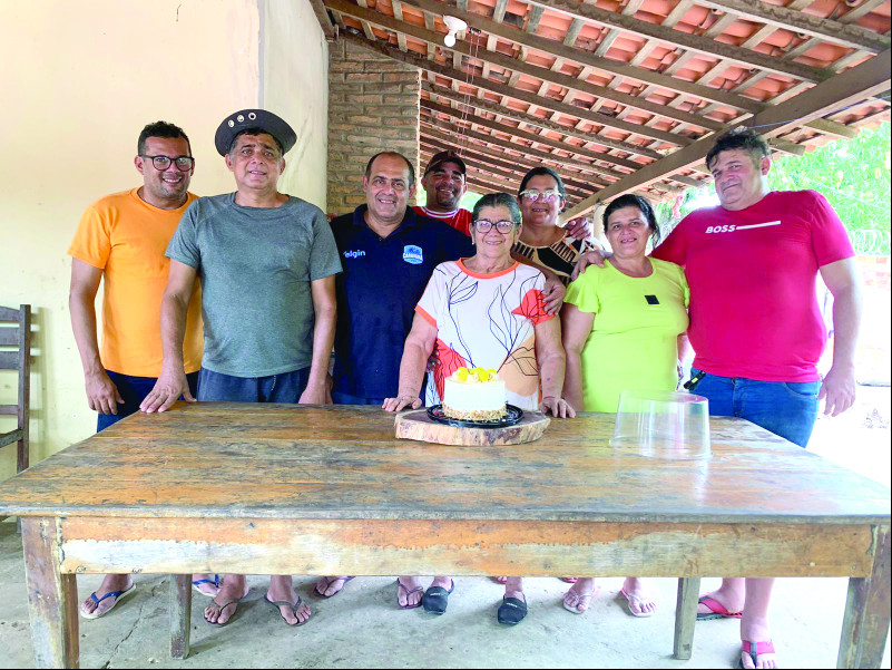 Sra. Jesus Borges (mãe do saudoso padre Chiquinho Borgres) no sábado ado, completou 73 anos e ganhou almoço festivo pela data. Na foto ladeada pelos filhos: Régis, Raimundo, João, Adalberto, Marinete, Marizete e Domingos. - (Arquivo pessoal)